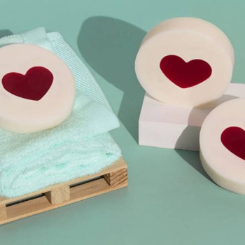 Kit zur Herstellung von Seifeneinschlussherz. Materialien und Anleitungen Kit zur Herstellung von Seifeneinschlussherz. Materialien und Anleitungen